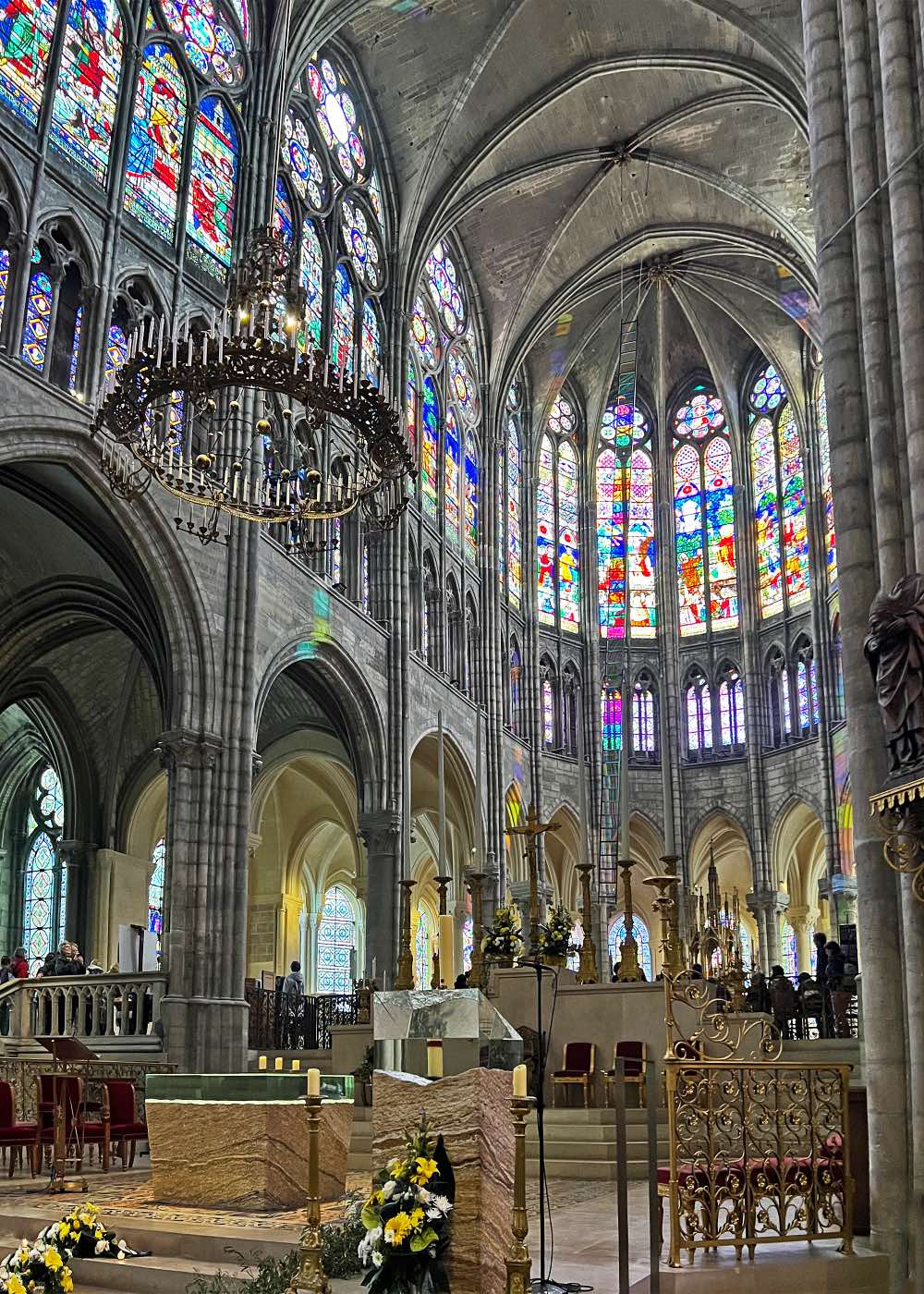 Arquitectura gótica francesa, Basílica de Saint Denis. interior, altar con vidrieras