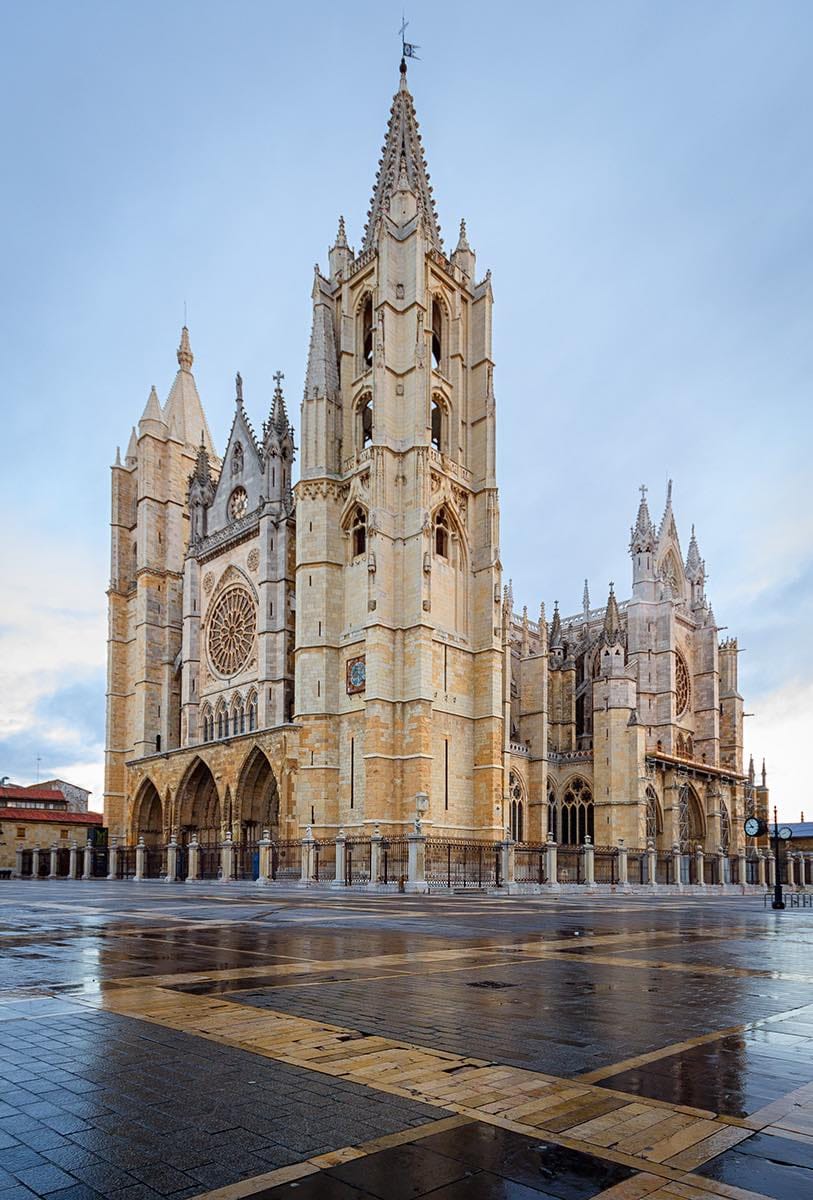 Arquitectura gótica española, exterior de la Catedral de León.