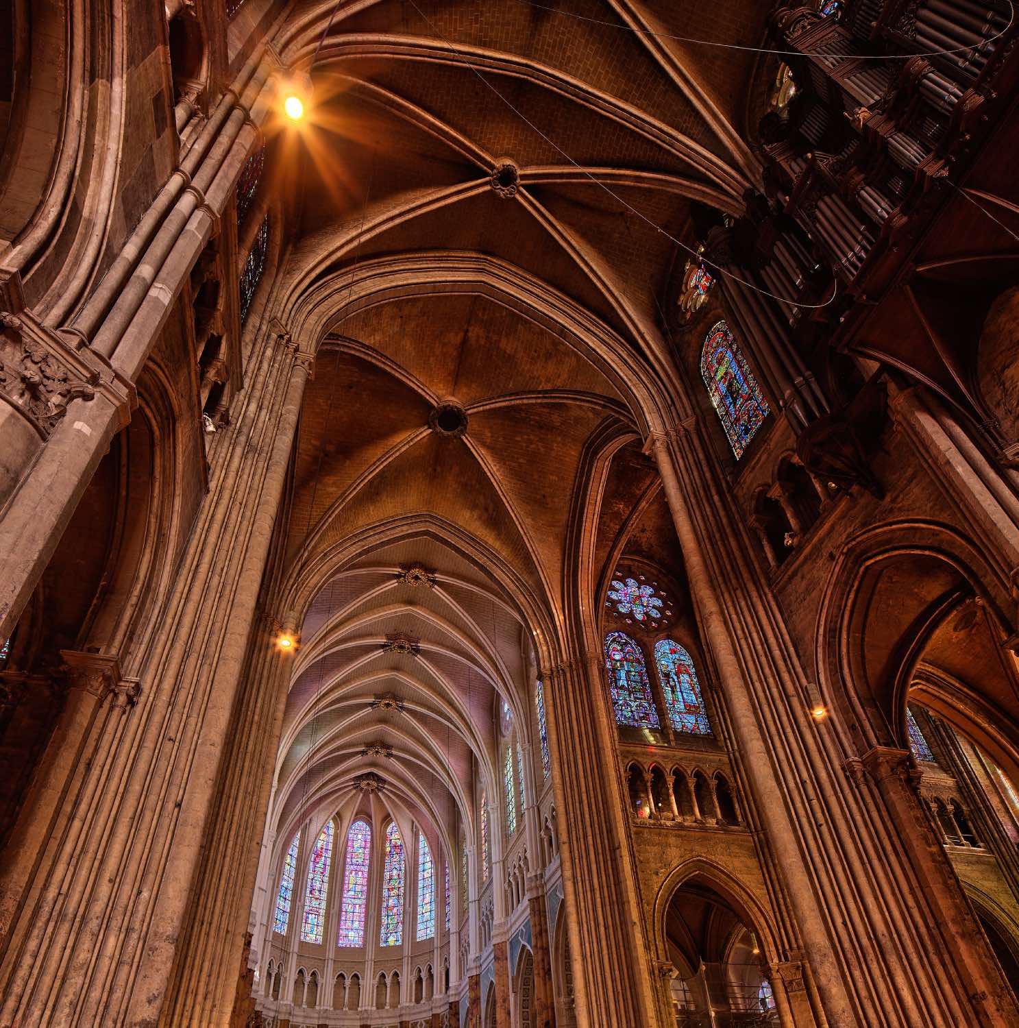 Arquitectura gótica, bóvedas de crucería en la Catedral de Chartres. interior, vidrieras