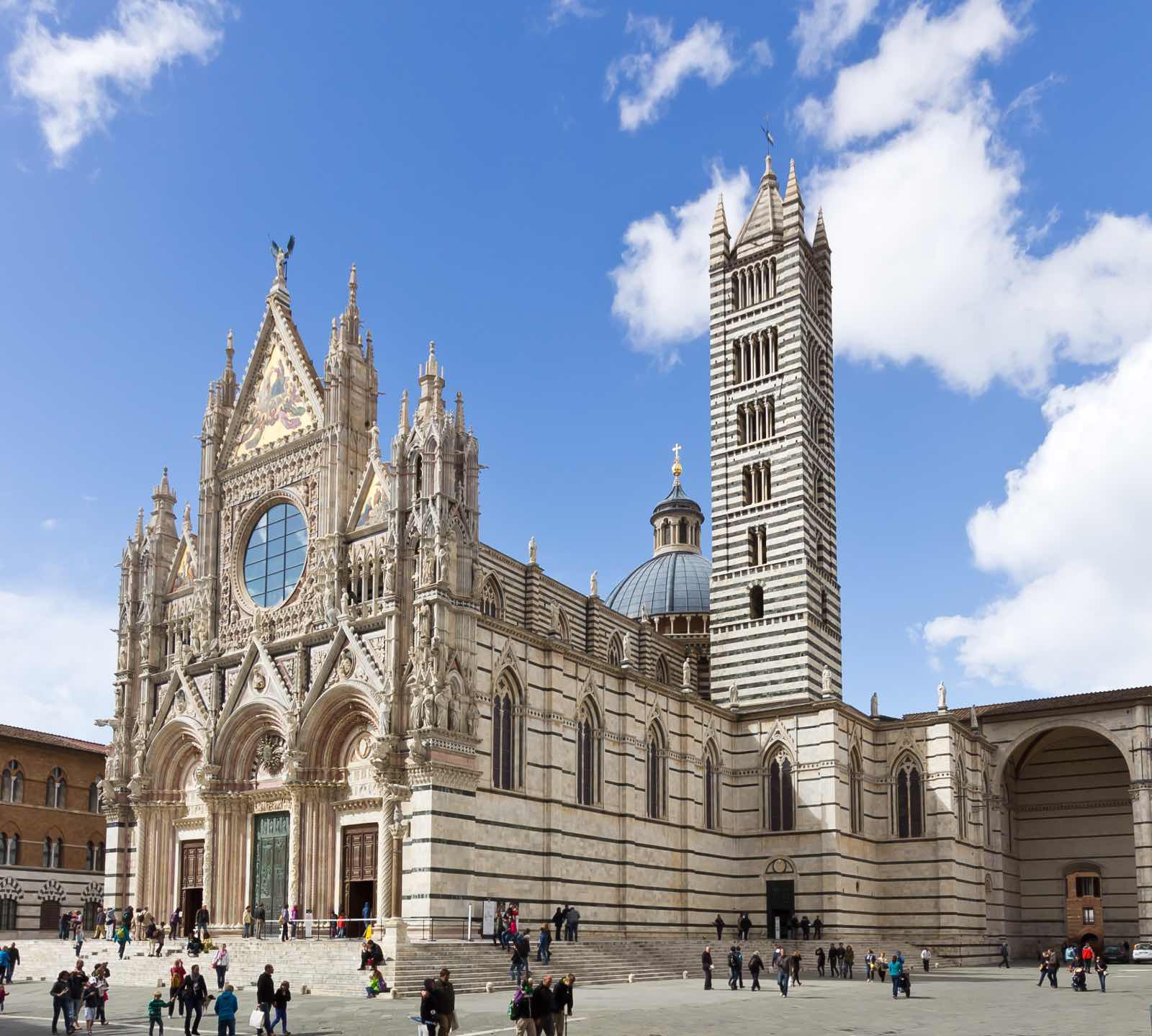 Arquitectura gótica italiana, Duomo de Siena. fachada y torre catedral