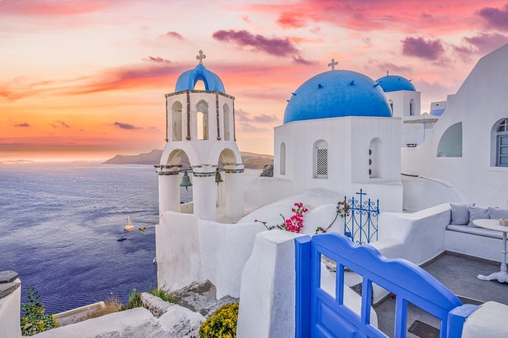 Vista noturna do pôr do sol da tradicional vila grega de Oia, na ilha de Santorini, na Grécia.