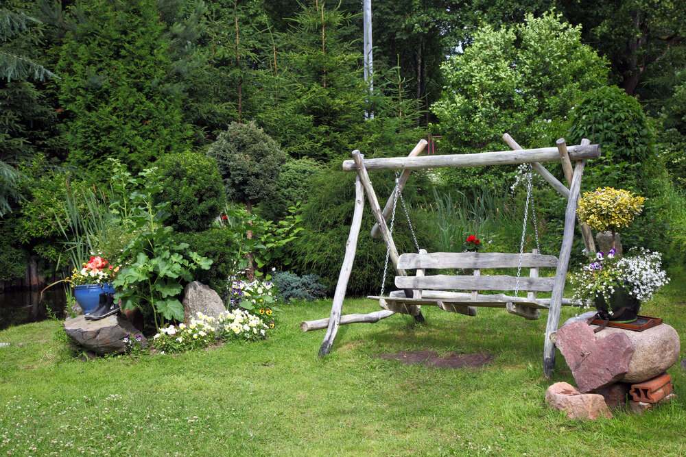 Balanço de madeira no jardim para um belo paisagismo