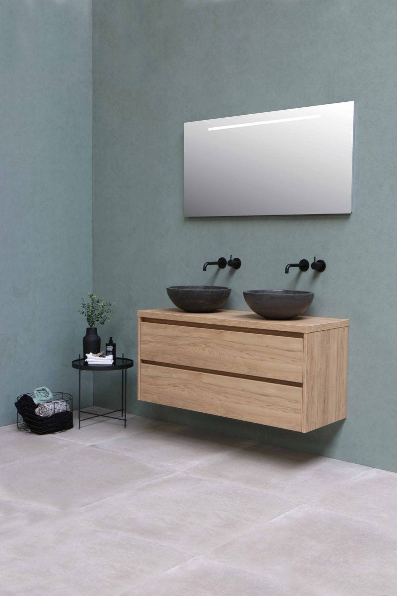 Diseño moderno de cuarto de baño azul, blanco y negro con madera