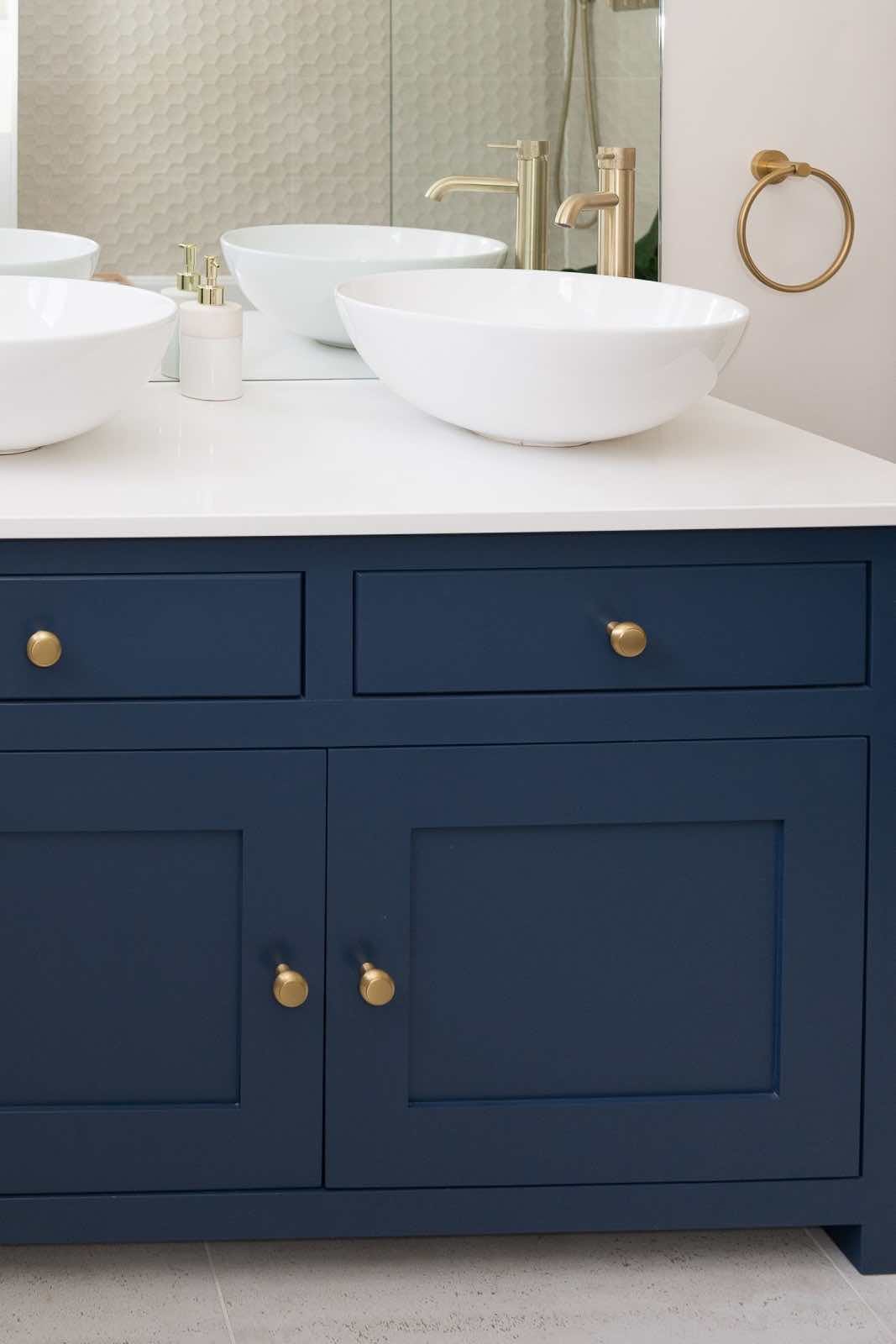 mueble de baño azul y lavabos blancos, diseñod e cuartos de baño azules y blancos