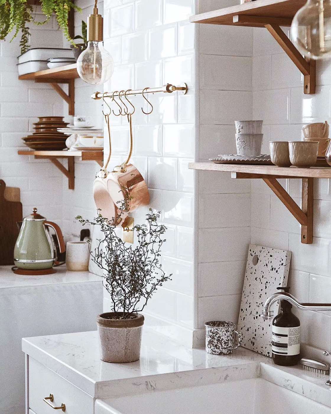 cocina con azulejos blancos y madera, combinaciones de colores para cocinas