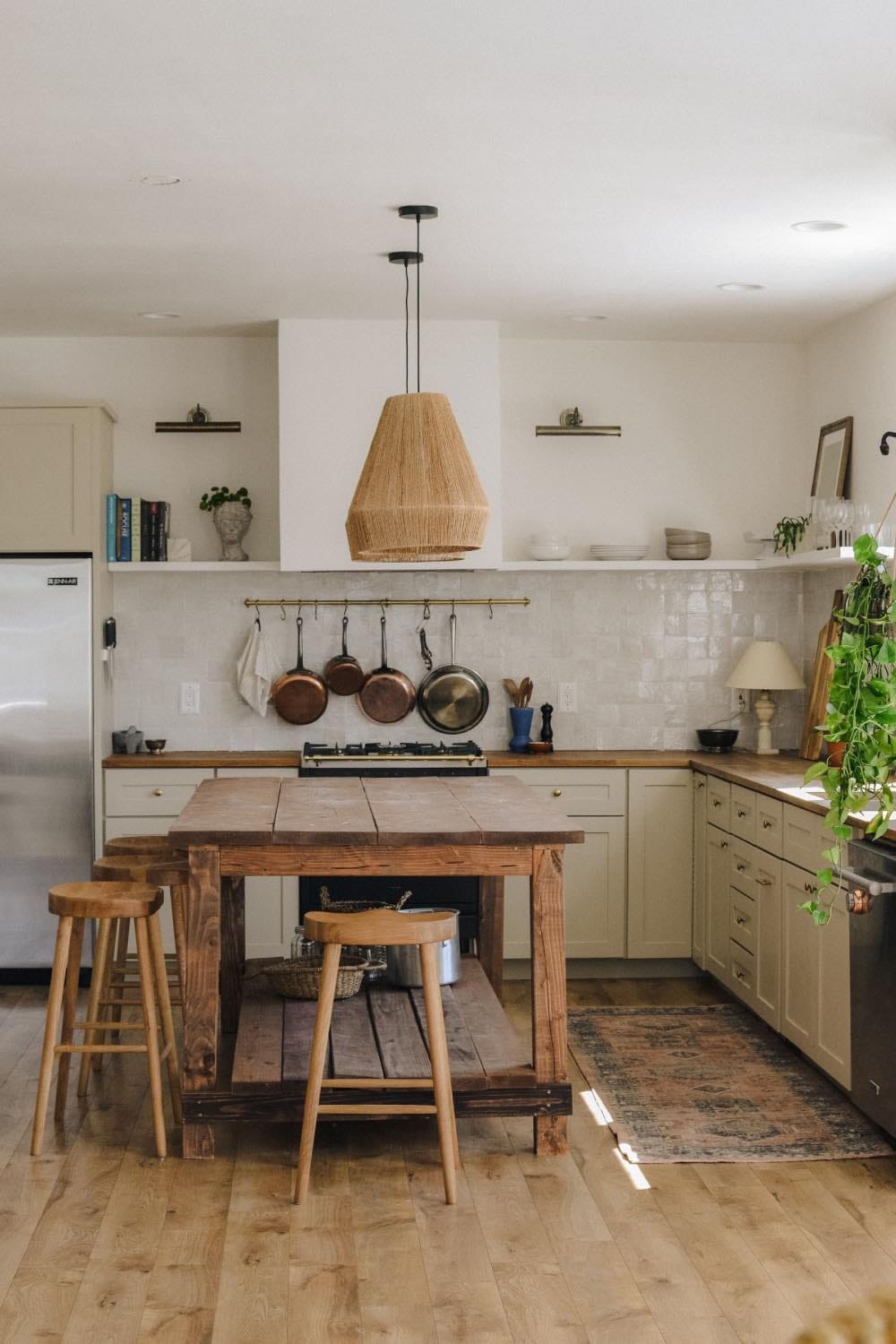 cocina blanca elegante con muebles de madera, combinaciones de colores de cocinas