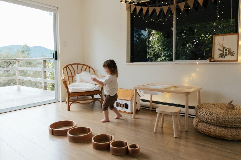 Montessori-Zimmer mit kindgerechten Möbeln