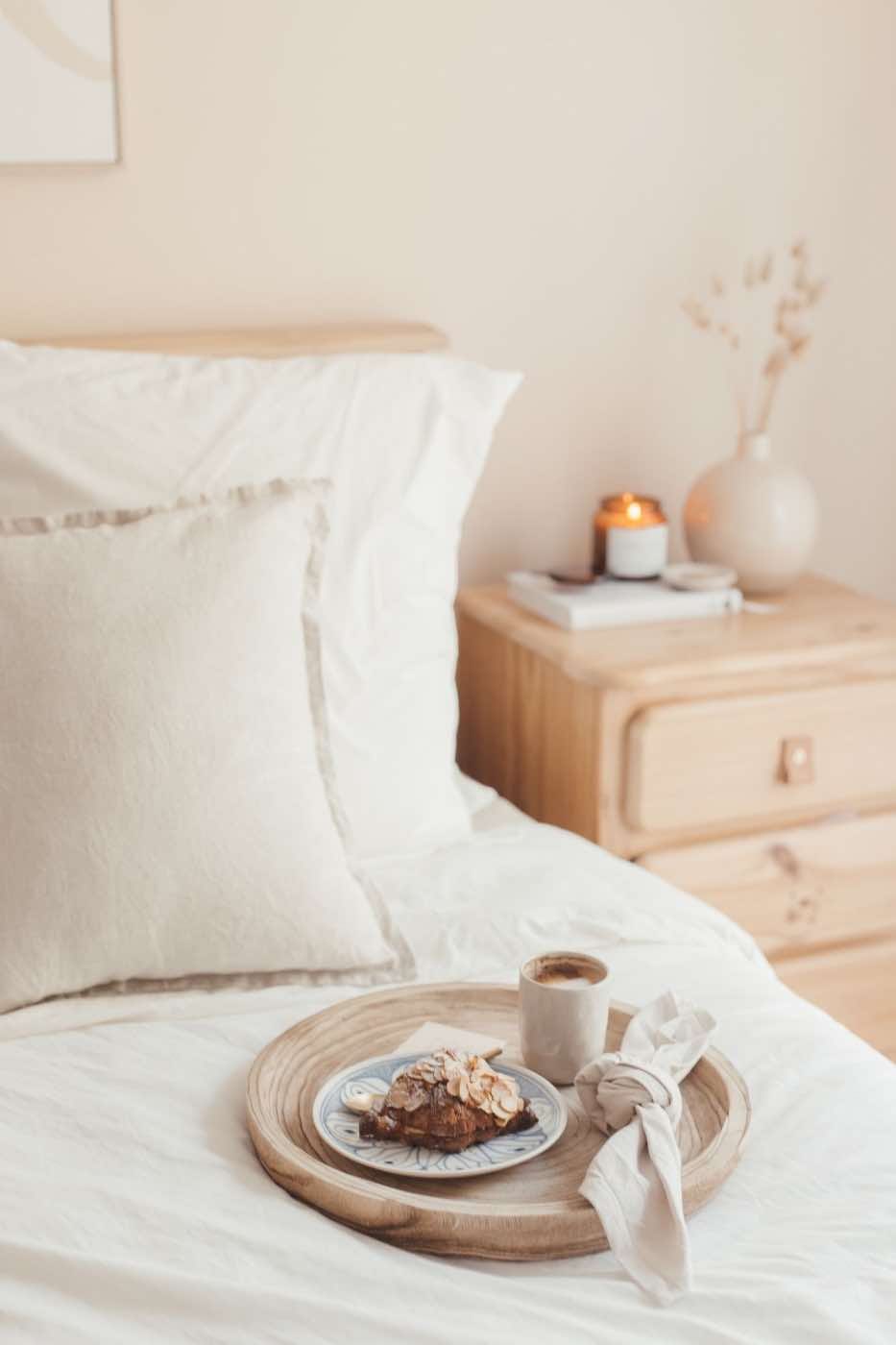 decoración de otoño con muebles de madera, dormitorio blanco