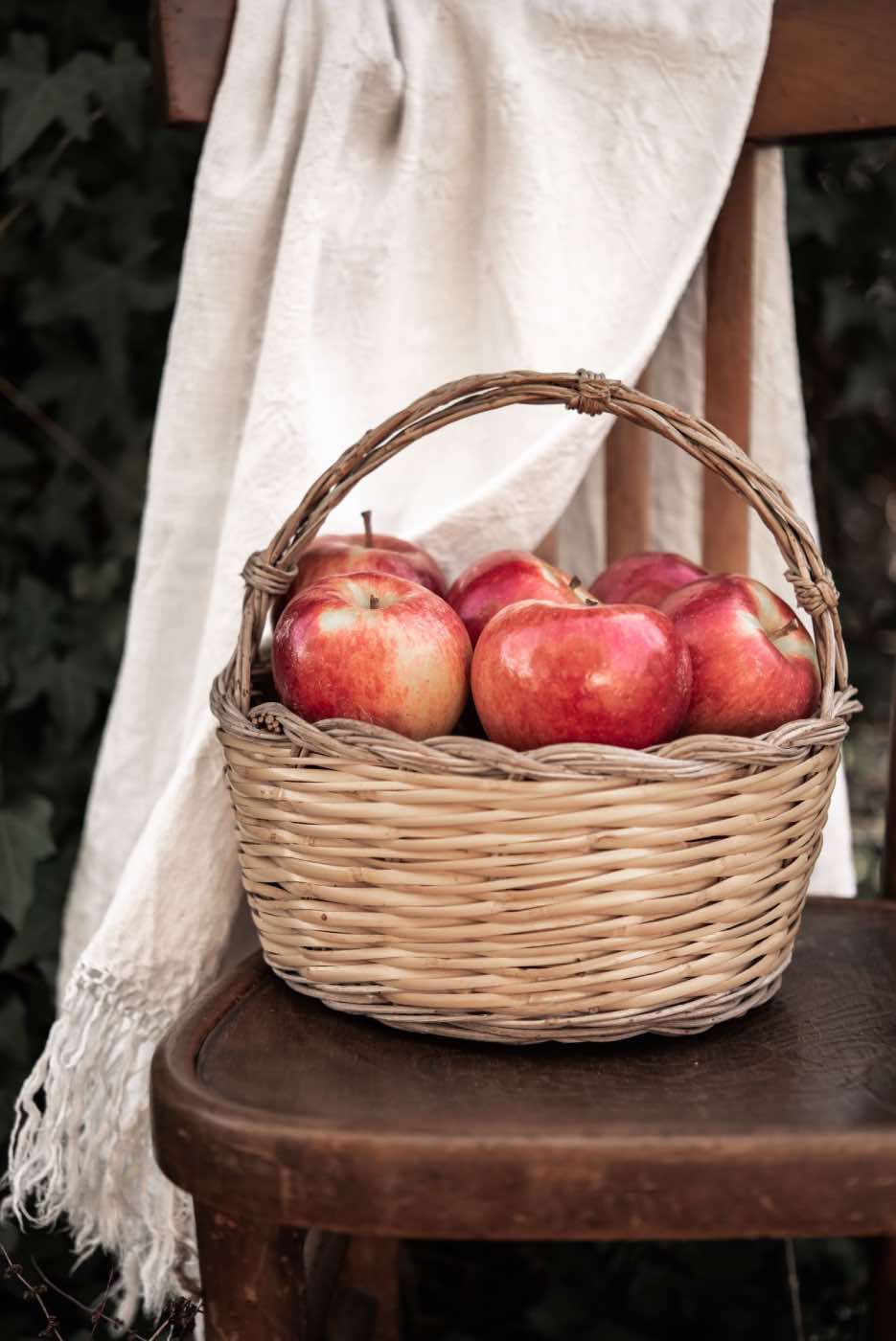 decoración de otoño con cestas de mimbre, cesta con manzanas