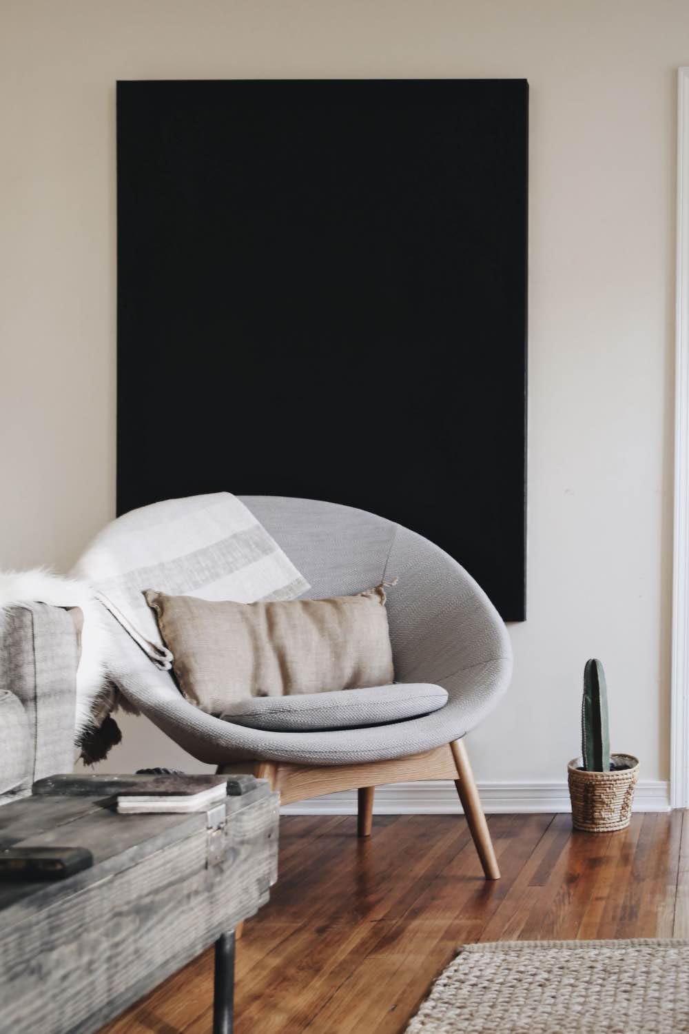 diseño de sala de estar moderna con sillón gris