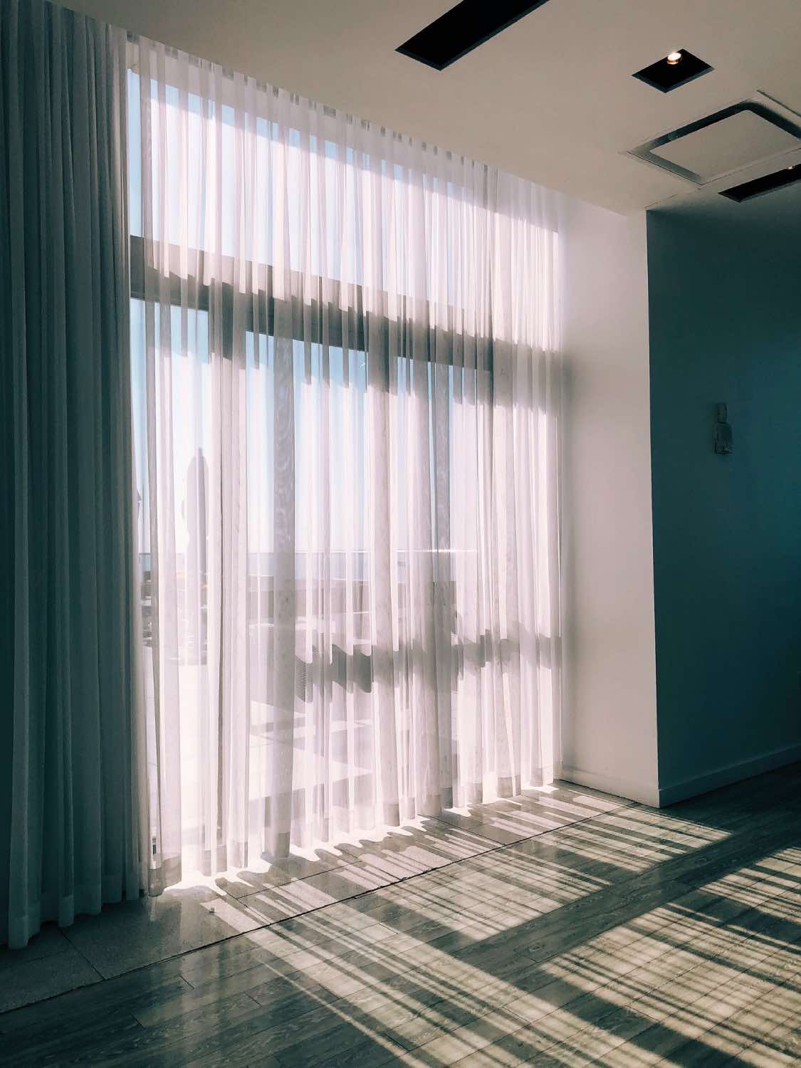 cortinas de tela blancas en diseño de salas de estar