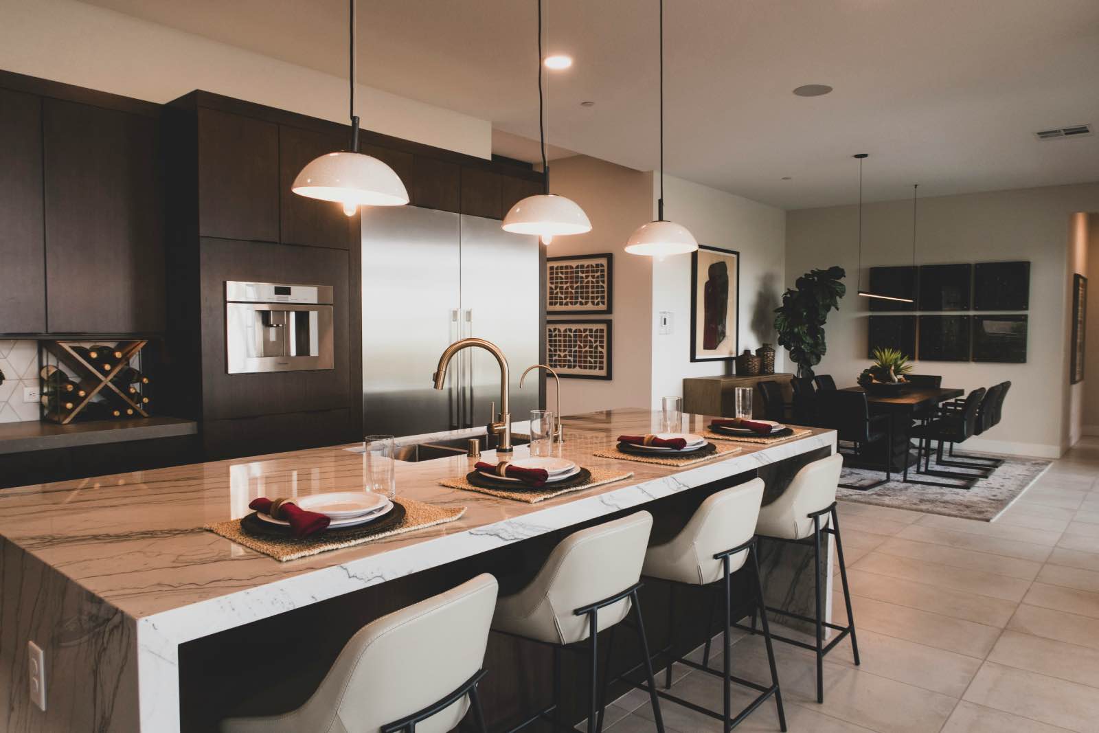 cocina moderna con isla de mármol de diseño