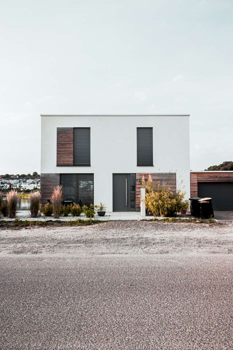 casa moderna con jardín pequeño