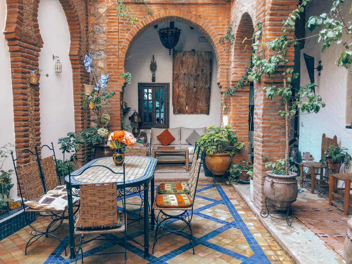 patio con plantas y comedor de jardín