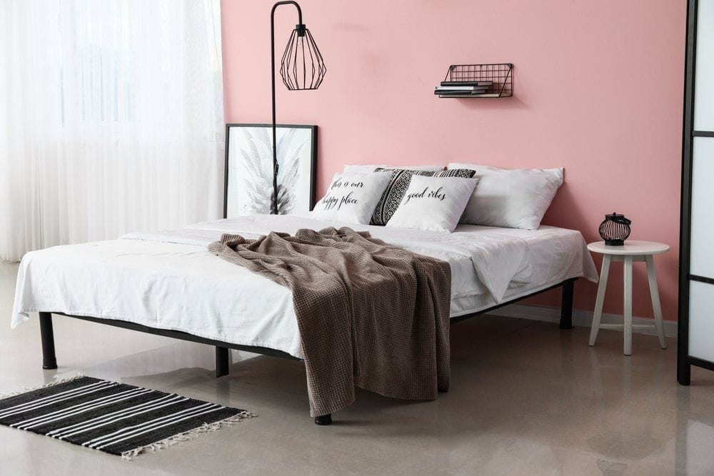 decoração de quarto de visitas pequeno com parede cor de rosa