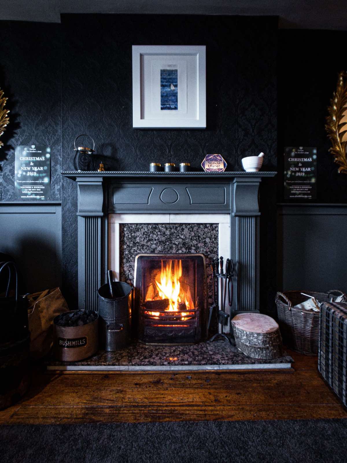 sala de estar oscura con chimenea clásica