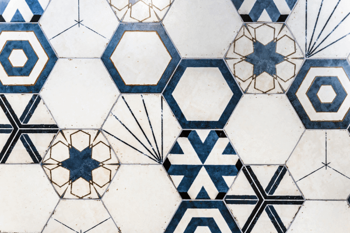 azulejos de baño azul y blanco hexagonales