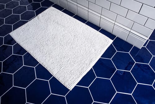 azulejos de baño azul y blanco hexagonales