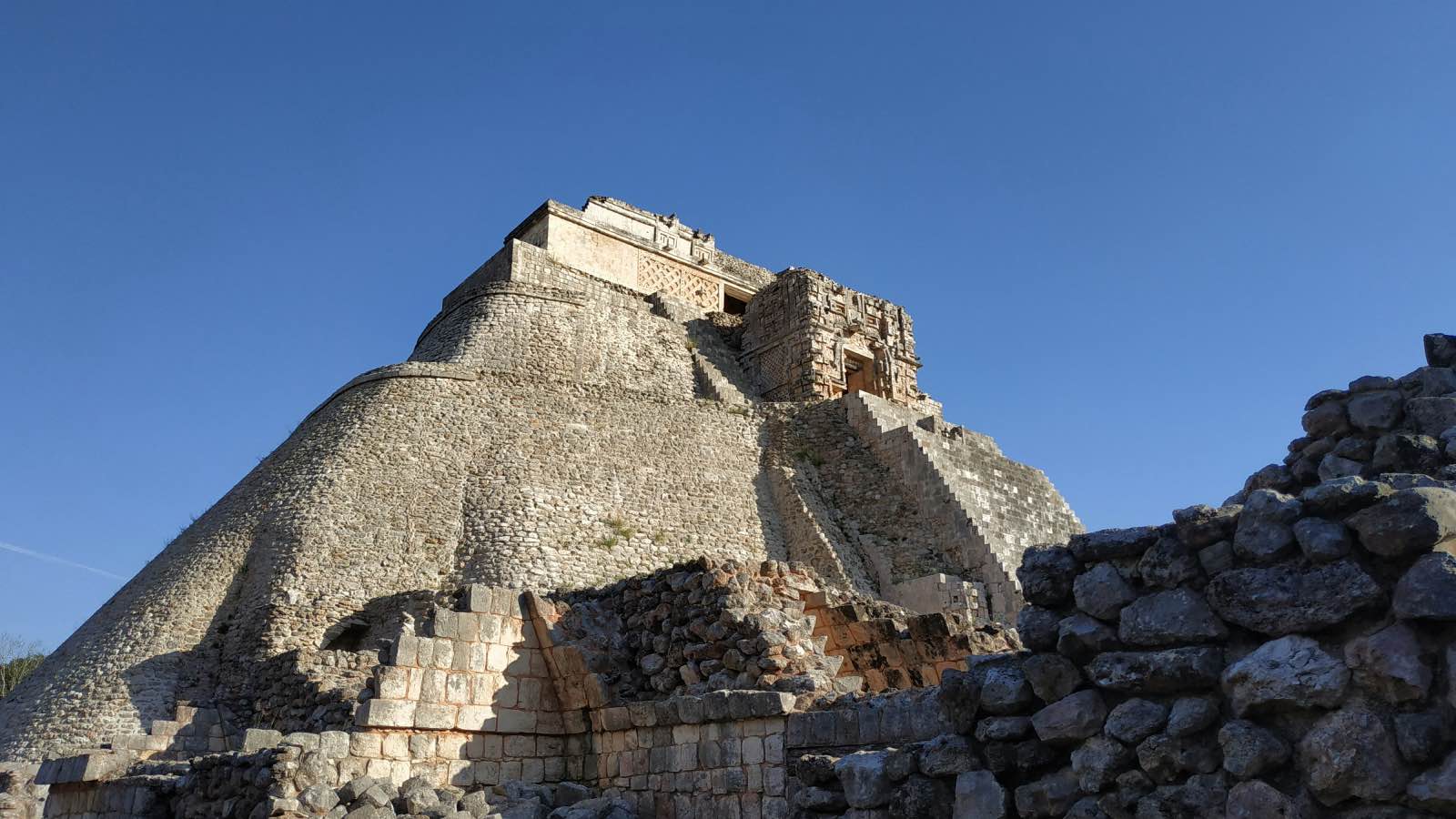 Arquitectura maya: Pirámide del Mago, Uxmal, México. estilo puuc