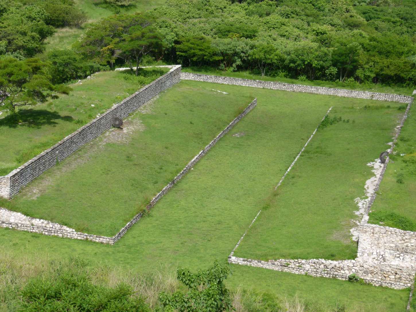 Arquitectura maya: Cancha de Juego de pelota de Xochicalco, México. ruínas mesoamericanas