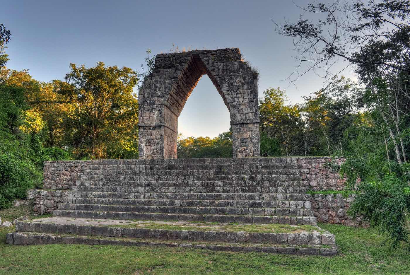 Arquitectura maya: Arco de Kabah, Yucatán, México. ruinas mesoamericanas de piedra