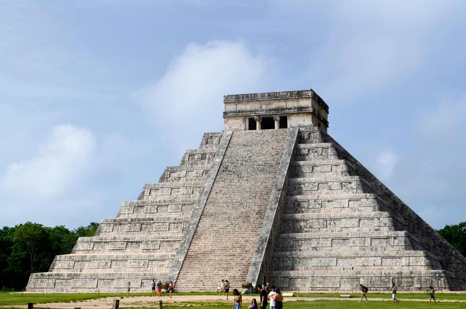 Arquitectura maya: Templo de Kukulcán, Chichén Itzá, México. pirámide mesoamericana