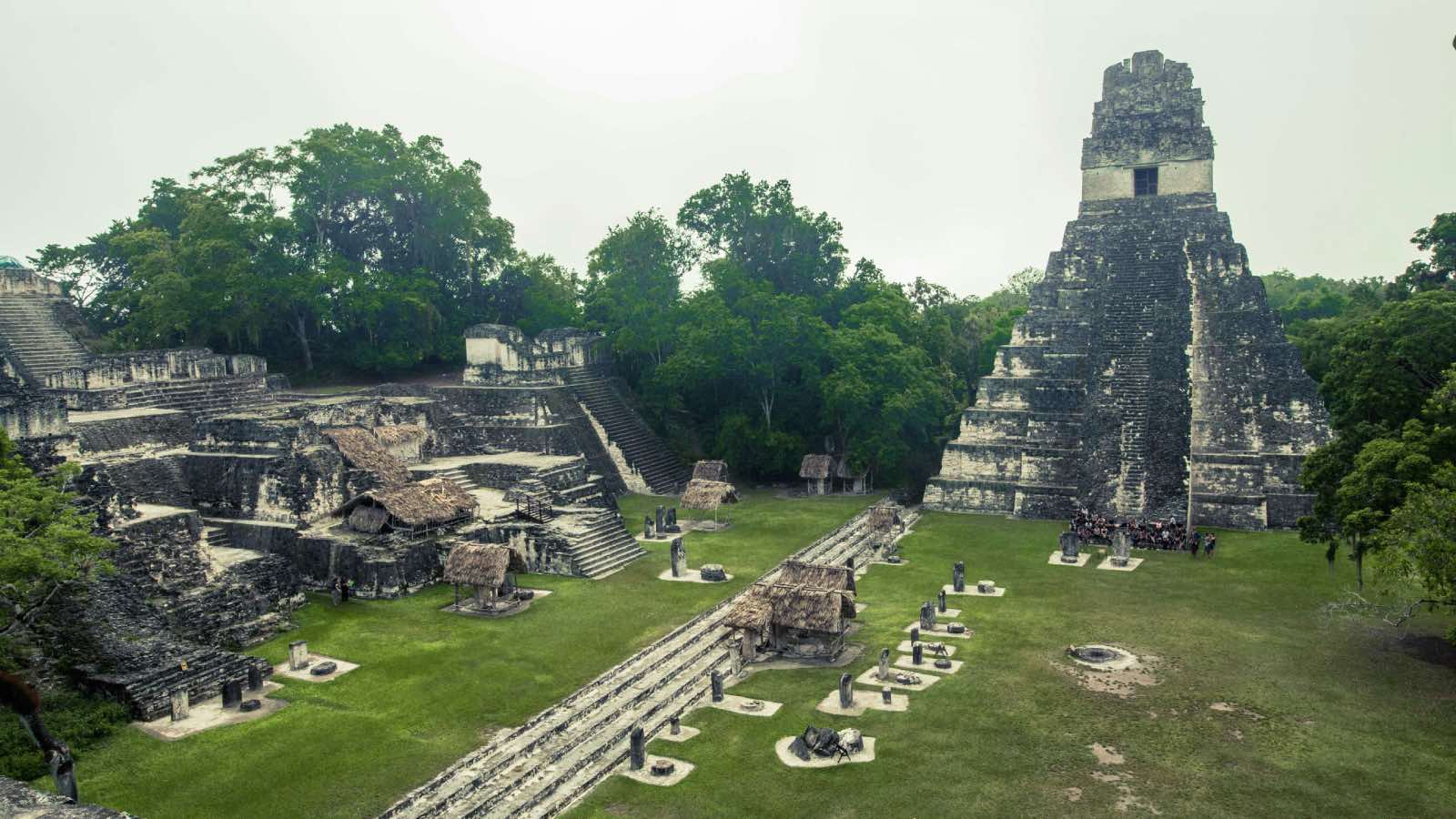 Arquitectura maya: Templo del Gran Jaguar, Tikal, Guatemala. ruínas de piedra