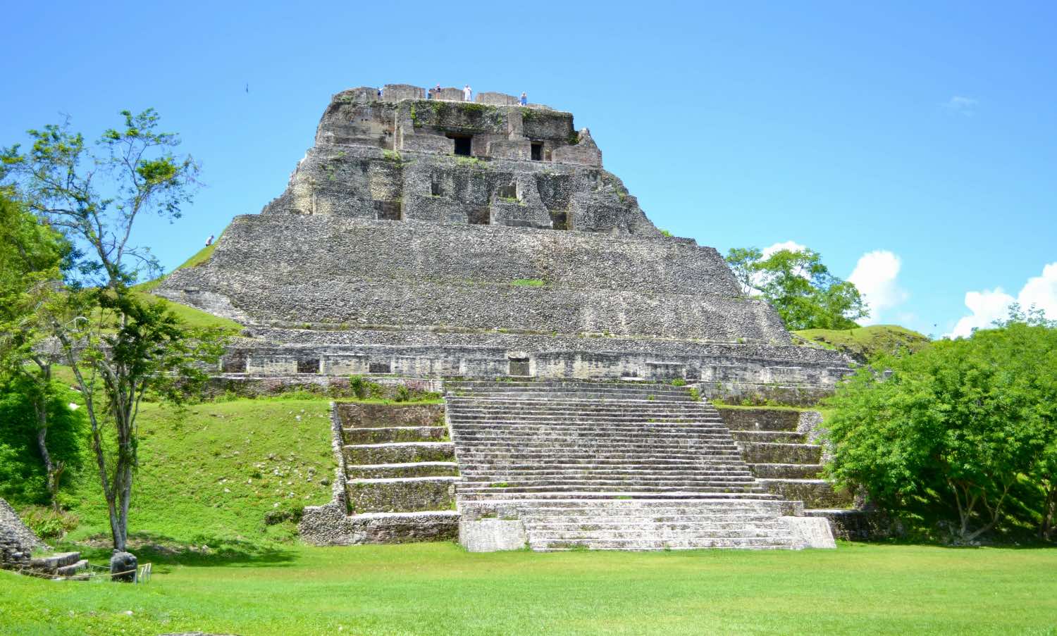 Arquitectura maya: El Castillo, Xunantunich, Belice. reuínas de pirámide maya, templo