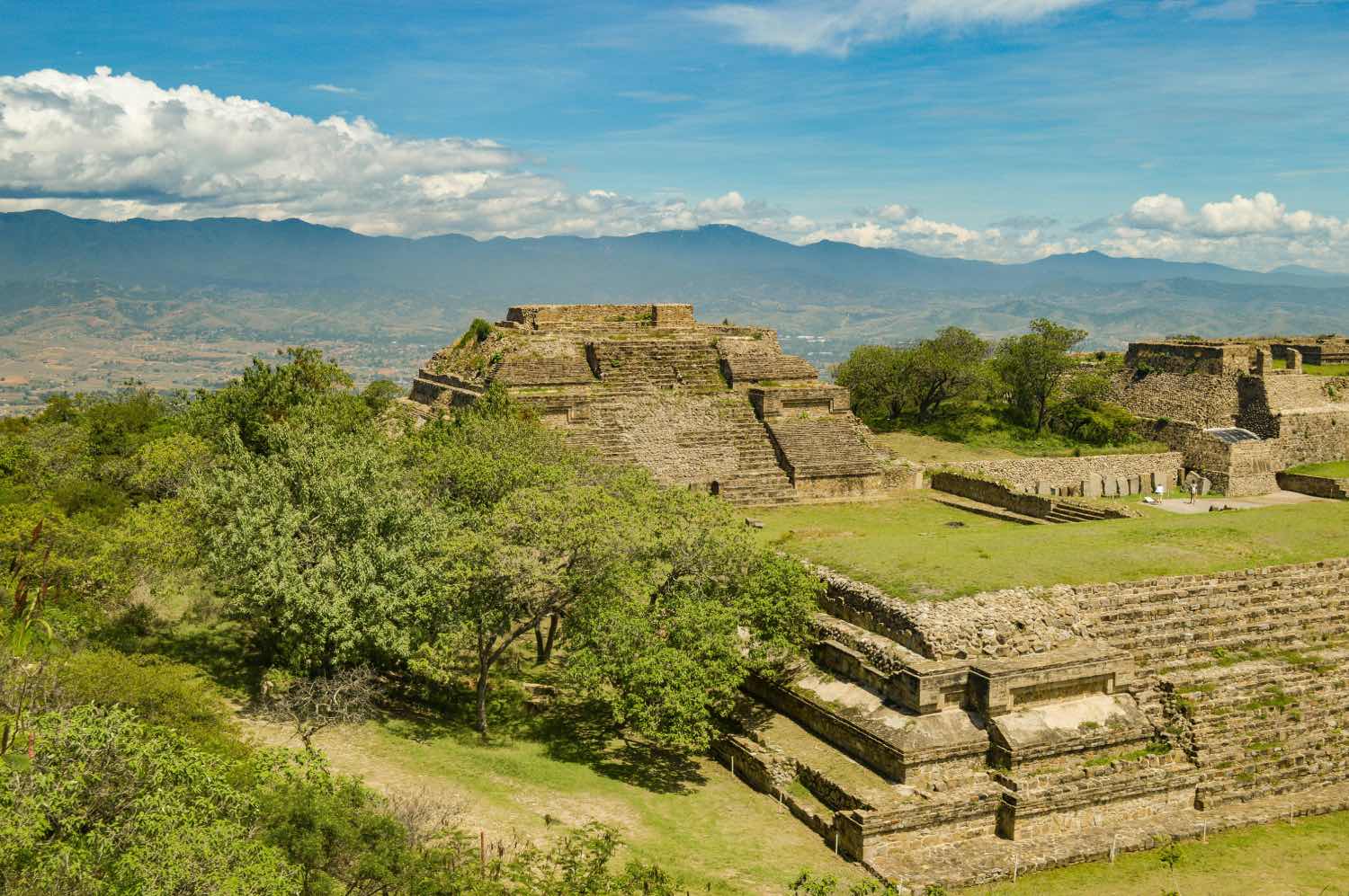 Arquitectura maya: Pirámides Monte Albán, Oaxaca, México. ruinas mayas de piedra templos