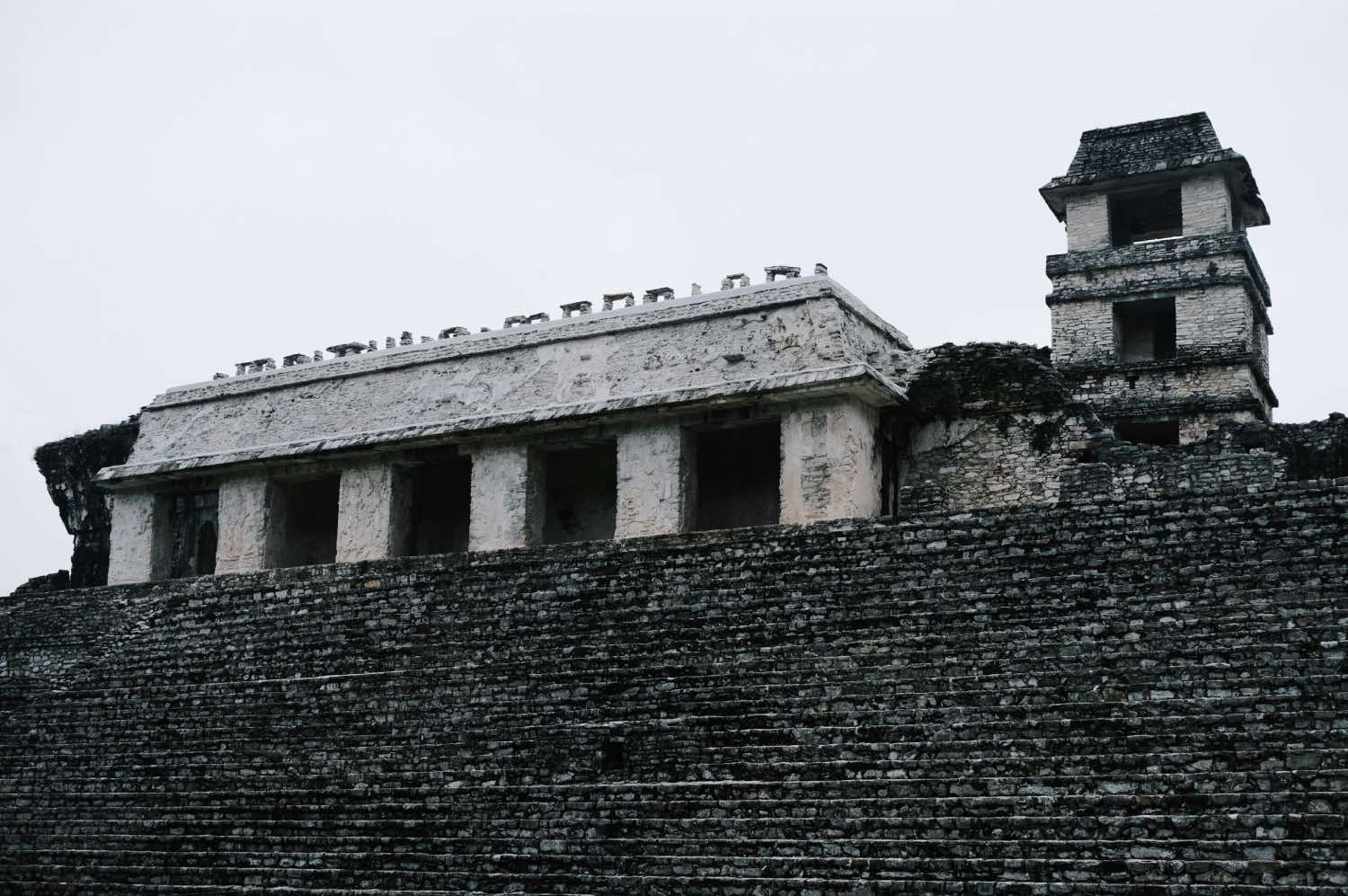 Arquitectura maya: Palacio de Palenque, Chiapas, México. ruinas mayas