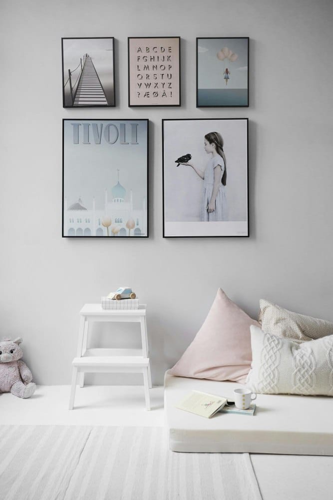 decoração de quarto de menina com quadros na parede