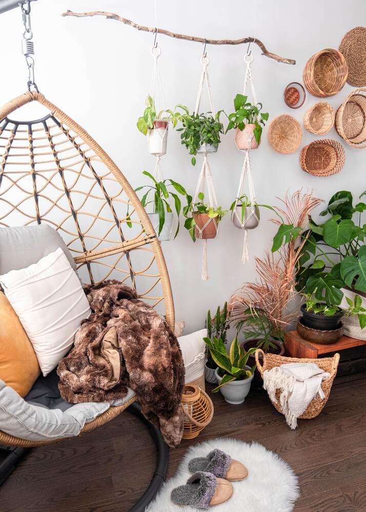 cadeira de balanço e plantas naturais proporcionando um ambiente estilo boho