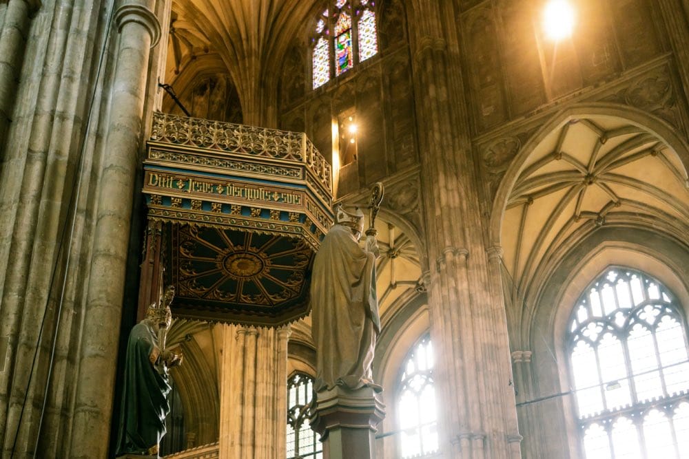 Heiligenstatuen in der Kathedrale von Canterbury