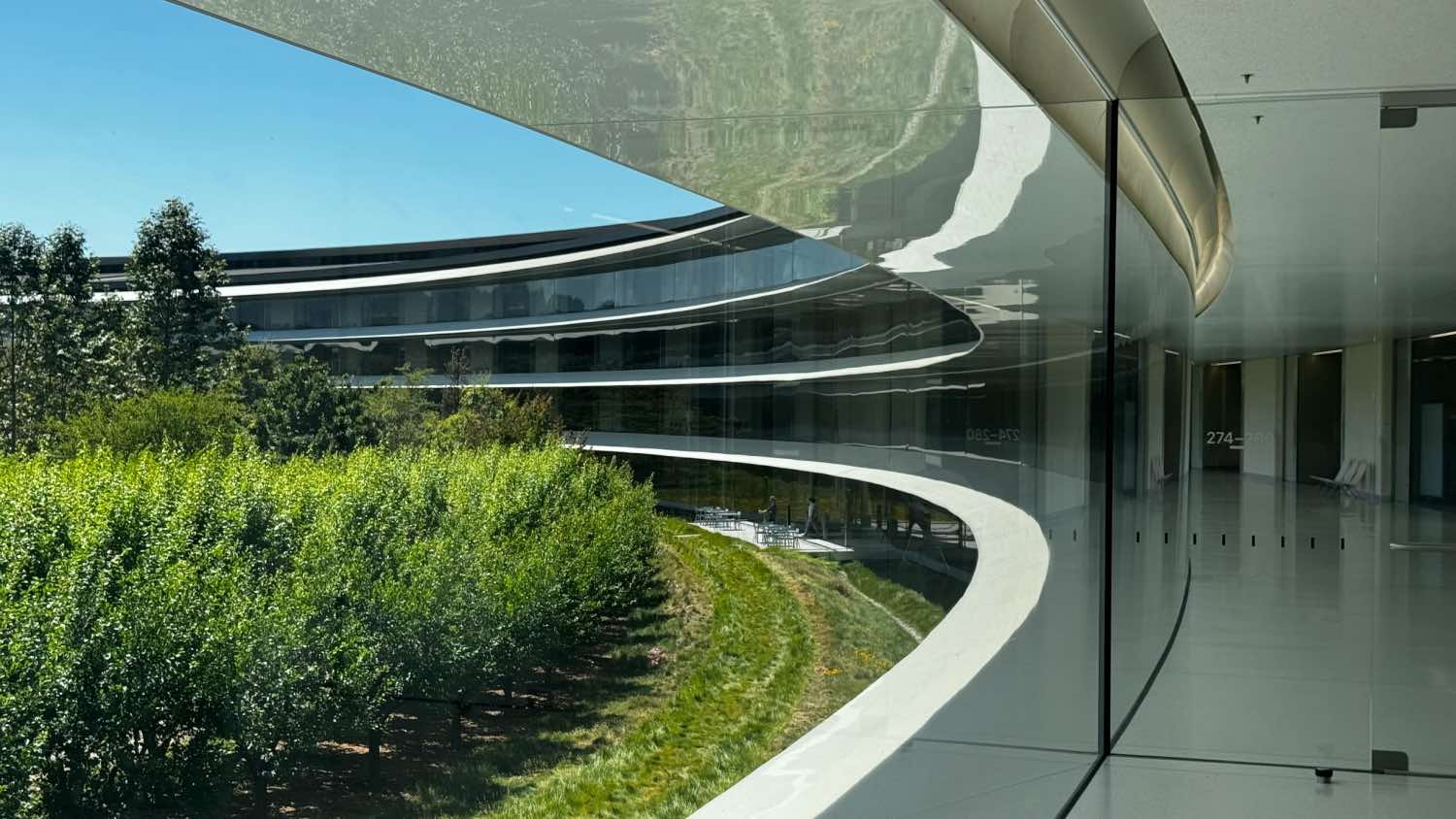 Obras de Norman Foster: Apple Park, Cupertino. arquitectura moderna de cristal