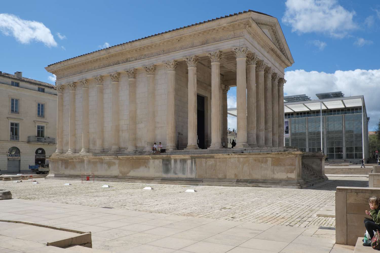 templo romano, arquitectura moderna,Obras de Norman Foster: Carrée d'Art, Nîmes.