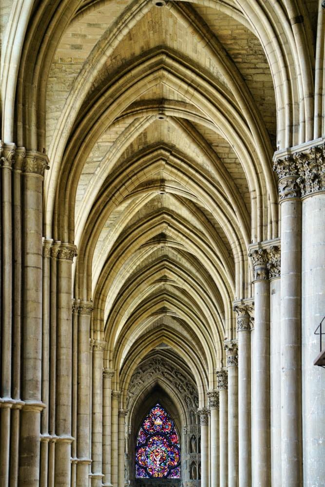 Arcs brisés et voûtes d'arêtes dans la cathédrale de Reims