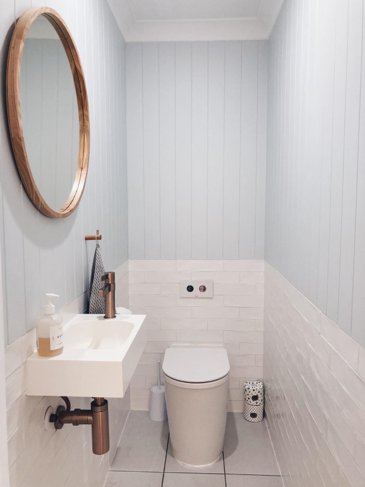 cuarto de baño pequeño blanco, aseo con retrete y lavabo compacto