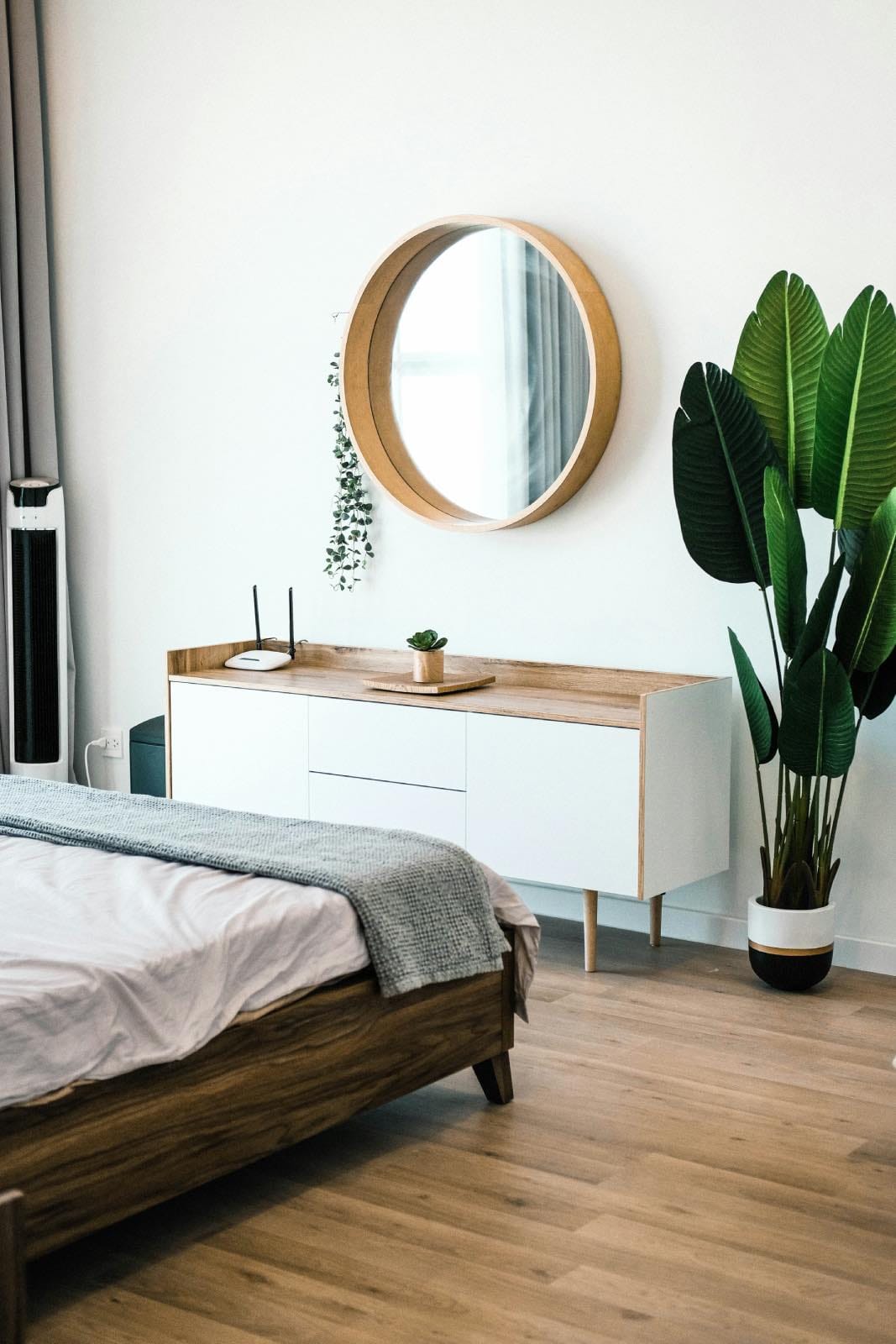 dormitorio moderno con plantas de interior, decoración vegetal