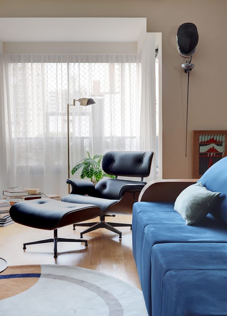 apartamento de diseño en sao paulo, decoración retrofuturista con madera, sofá azul