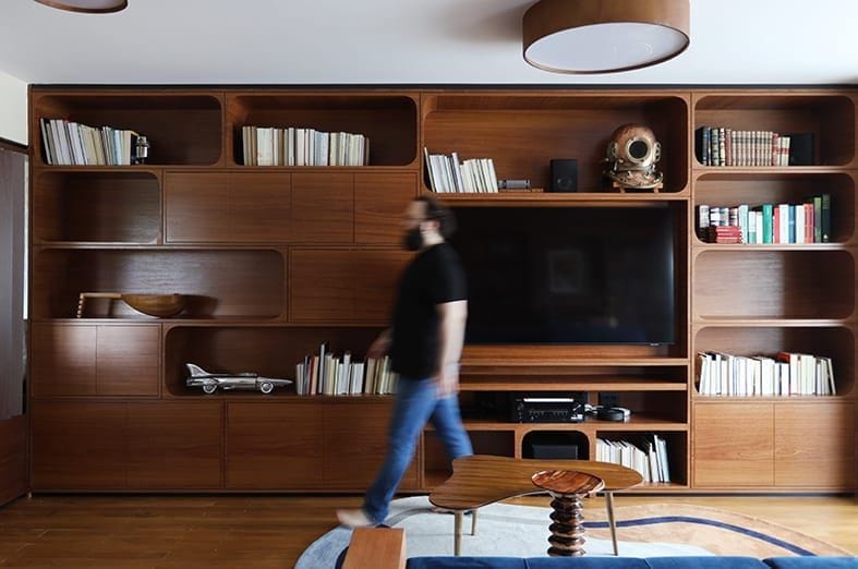 apartamento de diseño en sao paulo, decoración retrofuturista con madera, librería