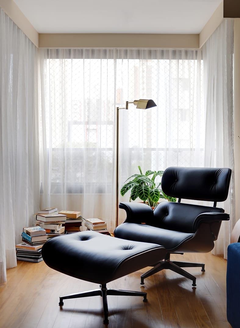 apartamento de diseño en sao paulo, decoración retrofuturista con madera, silla eames