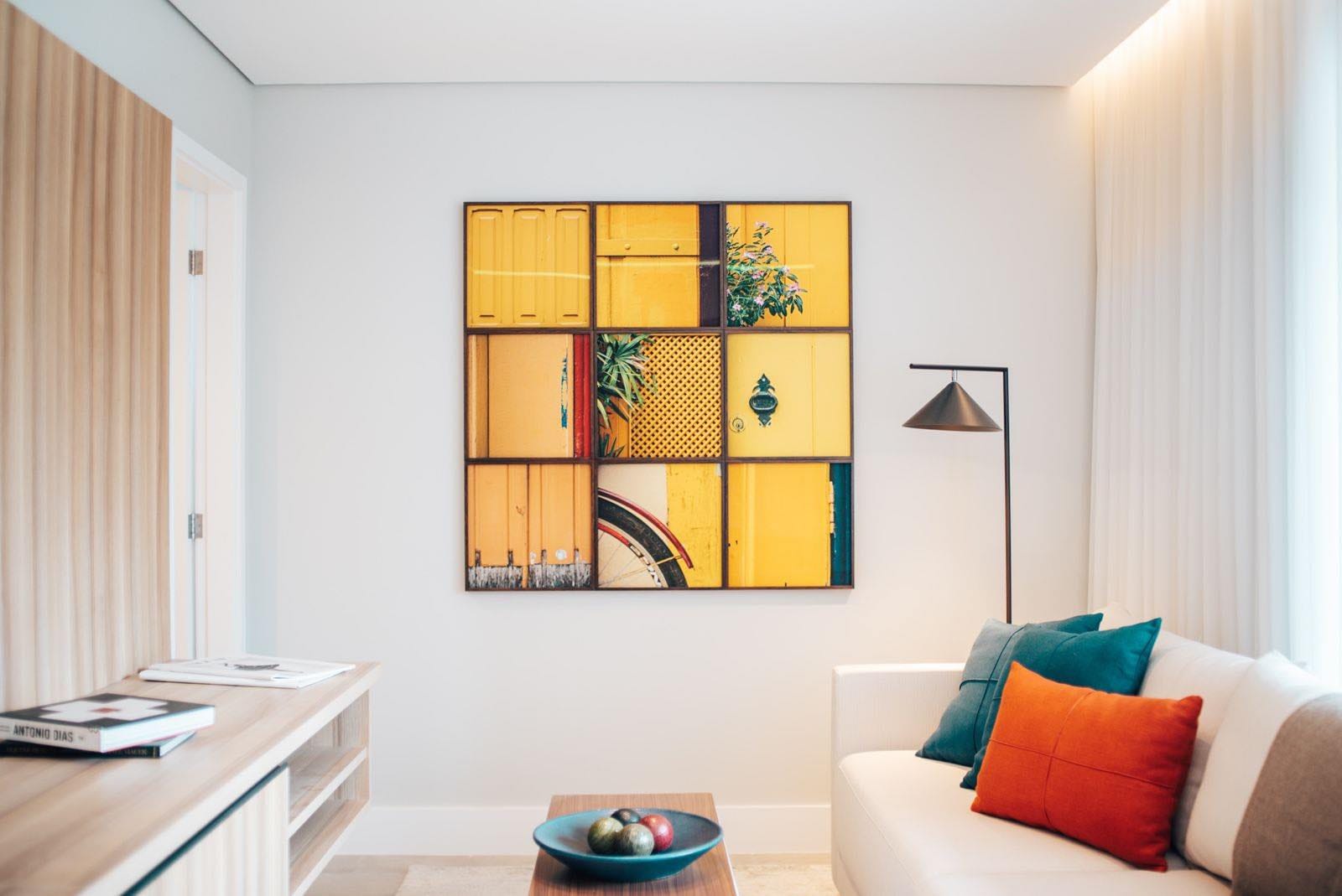 sala de estar con cuadro amarillo, arte en casa