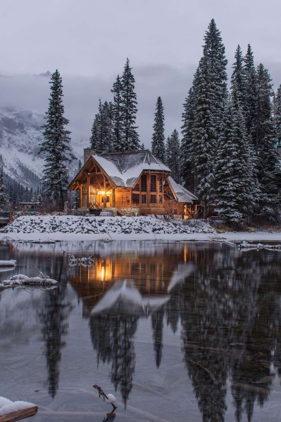 fachadas de casas pequeñas, casa de madera en el lago