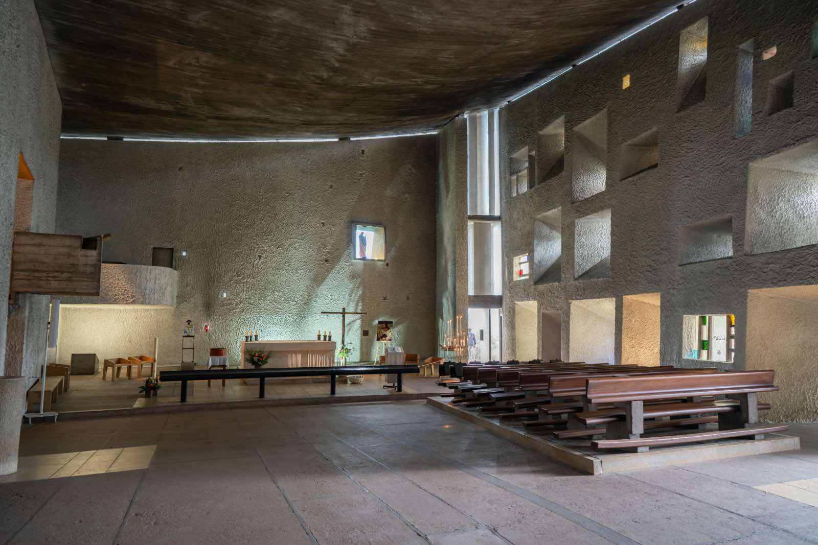 Le Corbusier obras: Ronchamp Chapel, Capilla Notre-Dame-du-Haut, interior