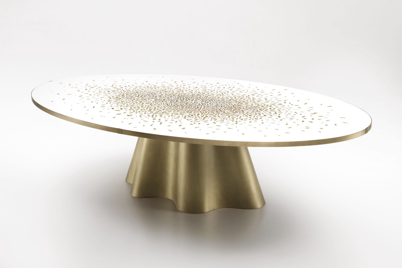 Decoración en blanco y dorado. Mesa de comedor dorada