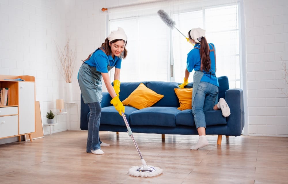 zwei Putzfrauen in einem Wohnzimmer