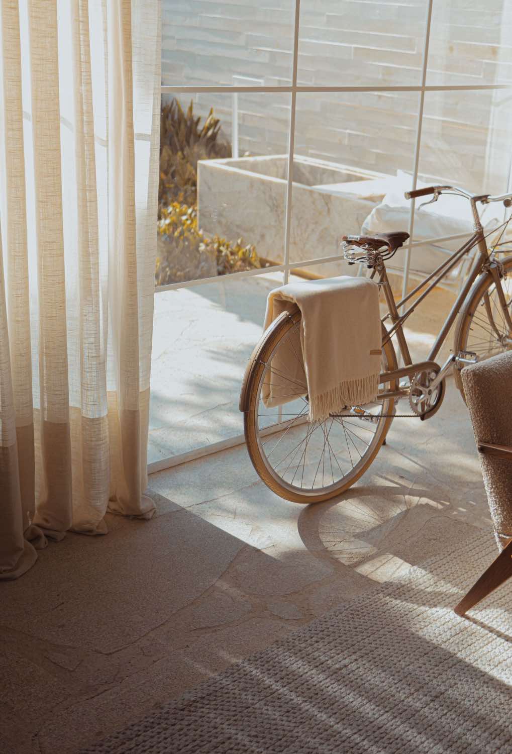 Colores para interiores de casas pequeñas. ventana con cortinas de lino