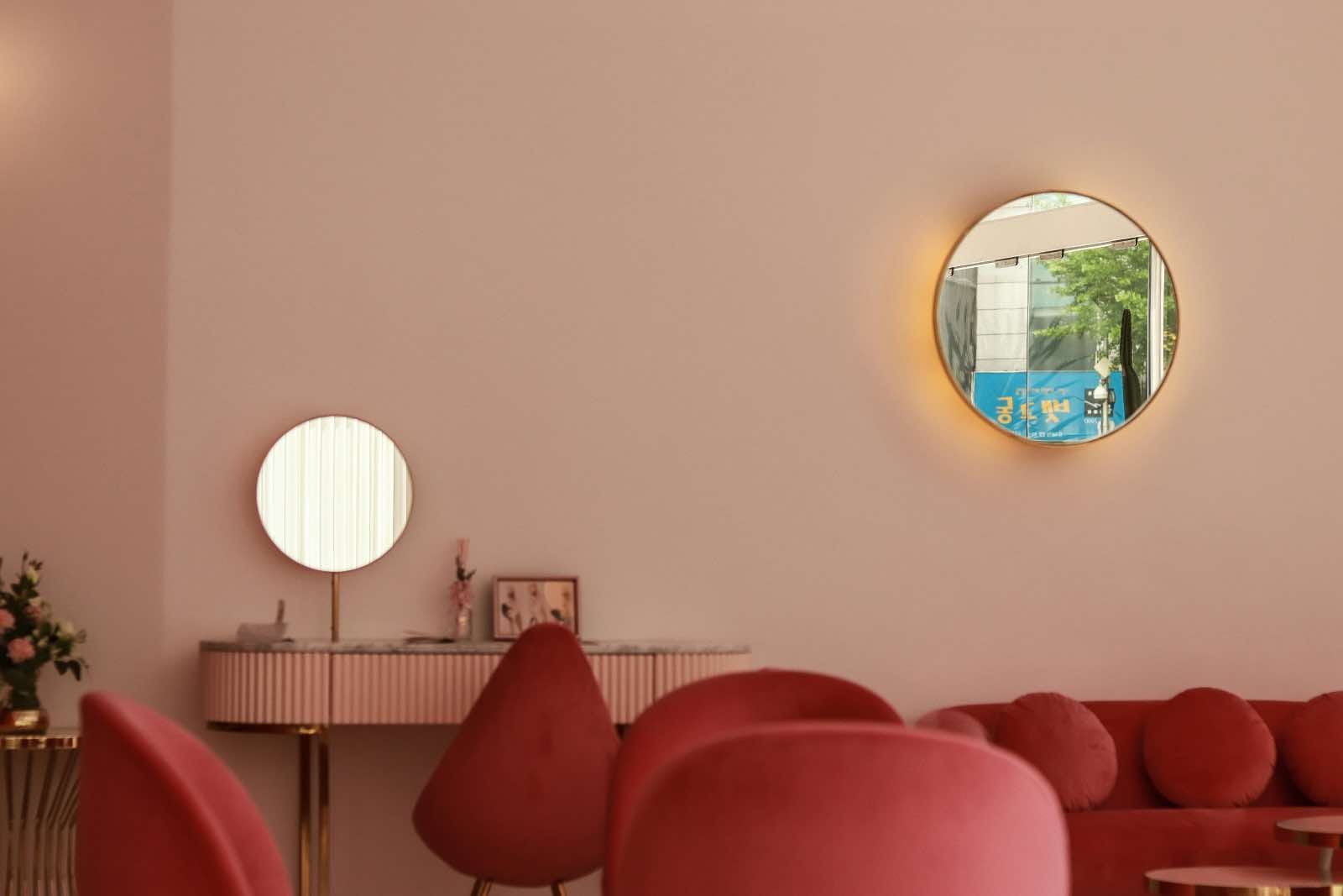 sala de estar rosa, tendencias de colores para decoración