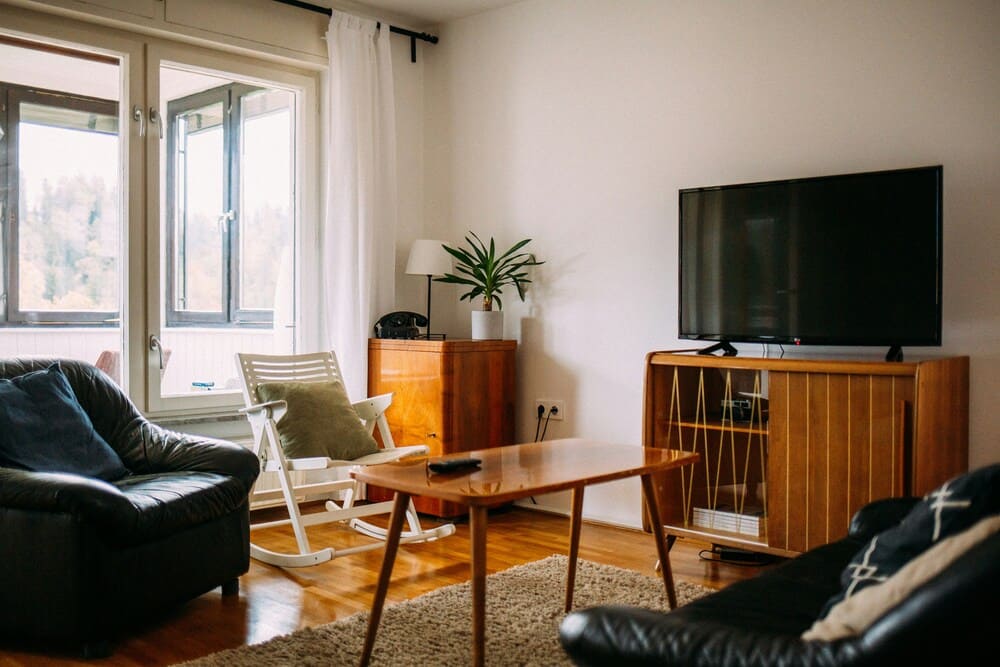 sala de estar pequena com tapete abaixo da mesa de centro