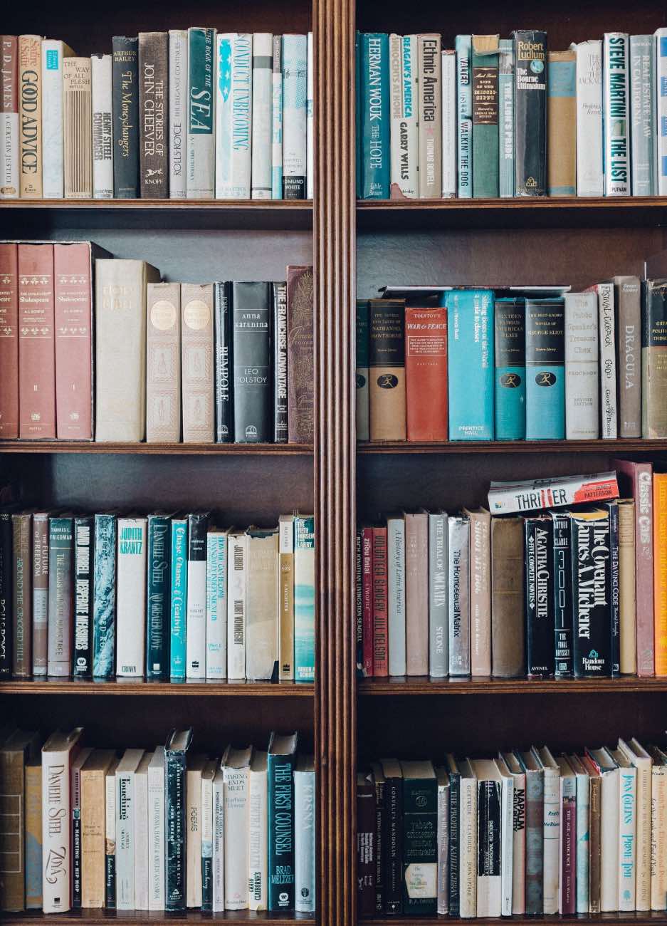 decoración de estilo parisino con libros